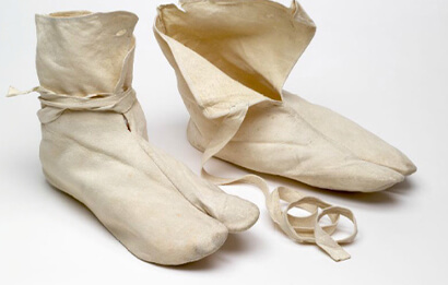 Tất Tabi có dây buộc vào đầu thế kỷ 19.